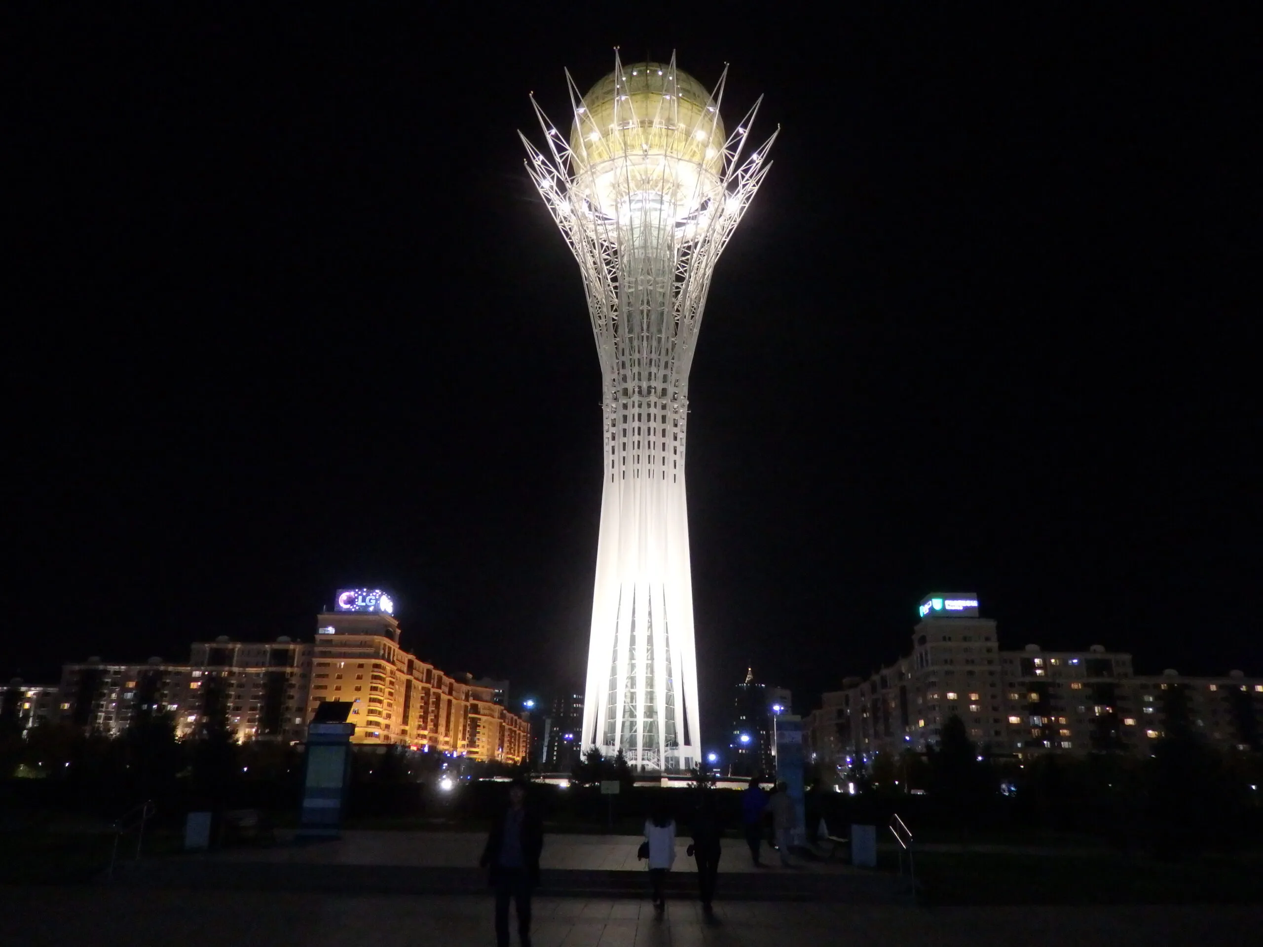 首都アスタナにそびえるモニュメント「バイテレク」